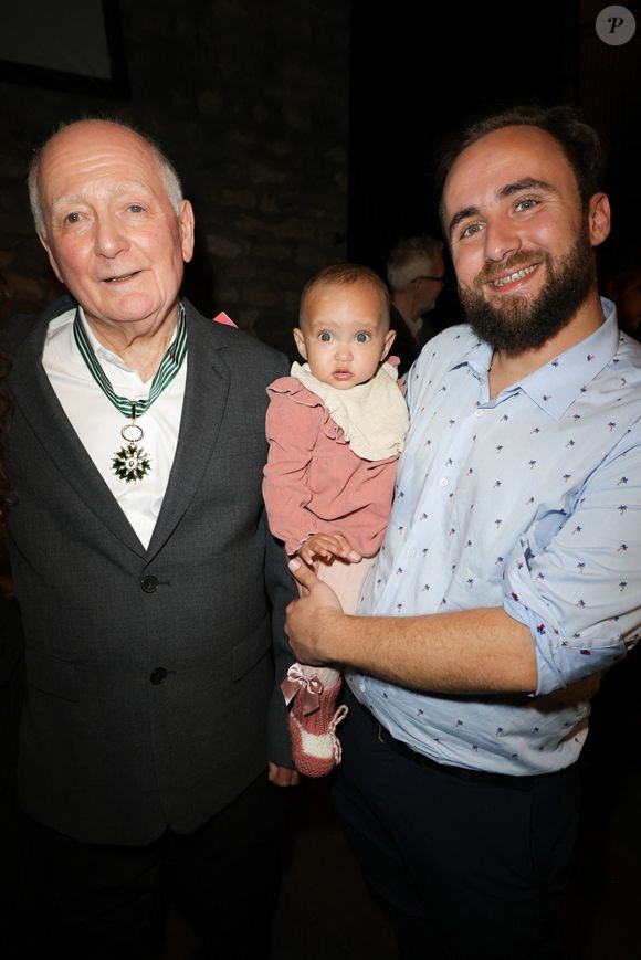 Exclusif - Claude Lemesle, son fils Christopher et sa fille - Claude Lemesle reçoit la cravate des arts et des lettres des mains de G. Davoust lors de son concert au Café de la Gare à l'occasion de son 80ème anniversaire à Paris le 12 octobre 2025. Claude Lemesle est l'un des plus grands auteurs de chansons françaises de tous les temps. Pas moins d'une centaine des innombrables chansons qu'il a écrites sont devenues des classiques.
© Coadic Guirec/Bestimage