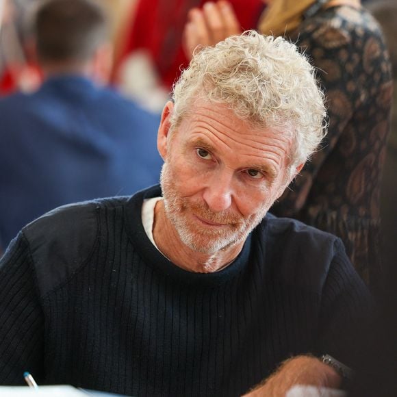 Denis Brogniart à la Hall Georges Brassens de Brive-la-Gaillarde pour la 43ème Foire du livre de Brive, le 7 novembre 2025. ©Jean-Marc LHOMER/Bestimage.