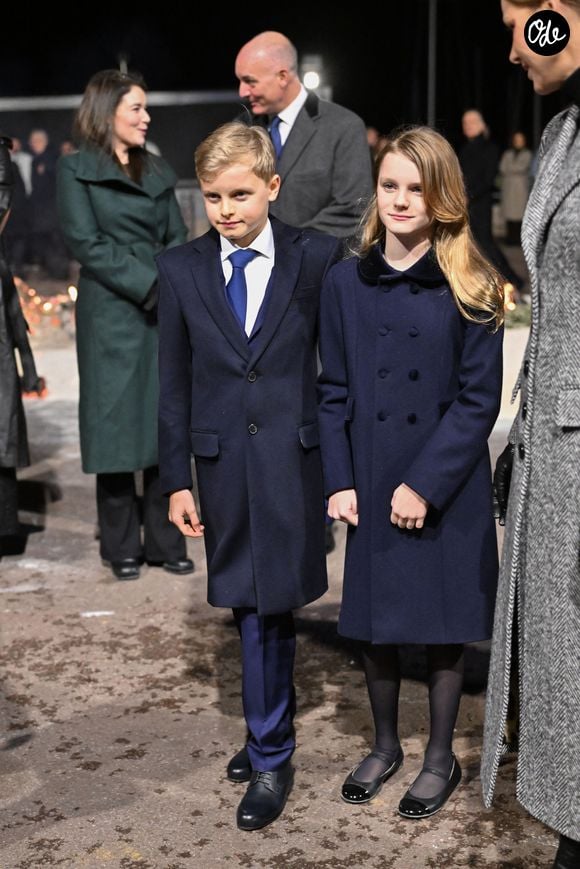 Le prince Albert II de Monaco, sa femme la princesse Charlene de Monaco, leurs enfants le prince héréditaire Jacques, marquis des Baux, la princesse Gabriella, comtesse de Carladès, et Mélanie de Massy sont au Quai Antoine 1er au port Hercule pour le traditionel embrasement de la barque et le spectacle de drônes lors de la célébration de la Sainte Dévote à Monaco, le 26 janvier 2026. © Bruno Bebert / Bestimage