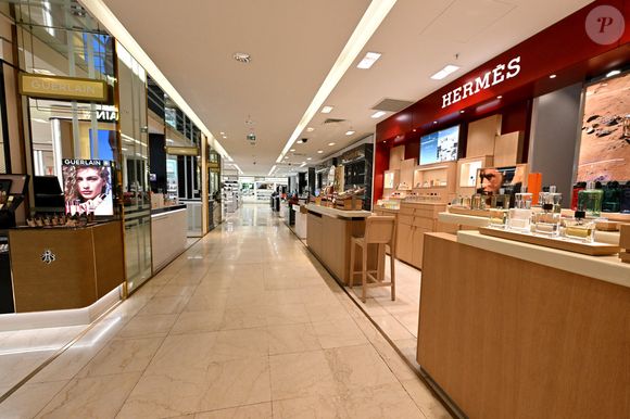 Exclusif - Illustration du rez de Chaussée des Galeries Lafayette de Nice - Christian Estrosi, le maire de Nice, et son épouse Laura Tenoudji ont participé à l'inauguration du rez de chaussée des Galeries Lafayette de Nice, le 7 juin 2024, qui accueille de nouvelles enseignes comme Christian Dior, Loewe ou encore Jacquemus. Le maire de Nice a coupé le traditionnel ruban en compagnie de Nicolas Houzé, le directeur général des Galeries Lafayette.
©Bruno Bebert / Bestimage
