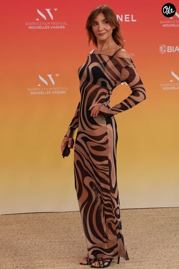 Un choix stylistique audacieux mais parfaitement adapté aux fortes températures du moment. 

Clotilde Courau au théâtre La Gare du Midi à Biarritz dans le cadre du Biarritz Film Festival - Nouvelles Vagues le 25 juin 2026.

© Jean-Marc Lhomer / Bestimage