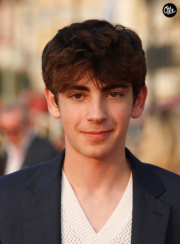 Son nom de scène, Hesby, est un clin d’œil aux initiales de ses parents.

Leon Hesby sur le tapis rouge du prix du court métrage lors du 37ème festival du film de Cabourg (37ème journées romantiques du 14 au 18 juin 2023), à Cabourg, France, le 16 juin 2023. © Coadic Guirec/Bestimage