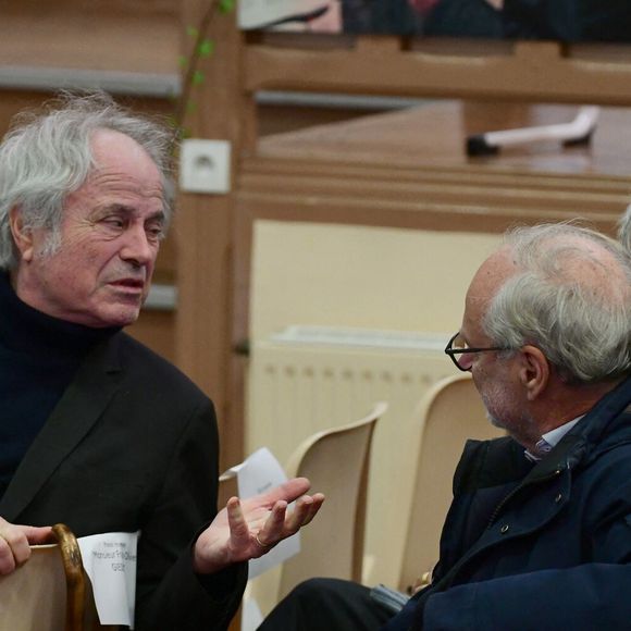 Franz-Olivier Giesbert et Laurent Joffrin - Obsèques de J-F.Kahn dans la salle polyvalente de Mussy-sur-Seine, le 29 janvier 2025. Après cet hommage civil en présence de ses proches et notamment du Premier ministre F.Bayrou, le journaliste, décédé le 22 janvier 2025 à 86 ans, sera inhumé dans le cimetière communal dans la plus stricte intimité.
© Romain Doucelin / Bestimage