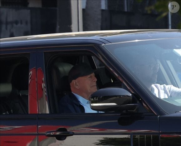 Studio city, CA - EXCLUSIF - Bruce Willis a été vu en train de boire un verre pendant environ une heure à Studio City, accompagné de deux gardes du corps. Après la sortie, le groupe est rentré tranquillement chez lui. (2025)