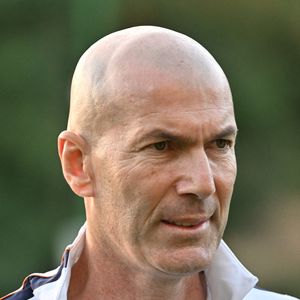 "Il n'y aura pas de discussion, on ne va pas parler de ça. À l'intérieur, il n'y aura pas de problème", a-t-il ensuite assuré, selon des propos rapportés par "Le Figaro"

Zinedine Zidane - Entraînement de l'équipe de France en préparation de la Ligue des nations de l'UEFA 2026 au Centre national de Clairefontaine le 21 septembre 2026. © Christian Liewig/Bestimage