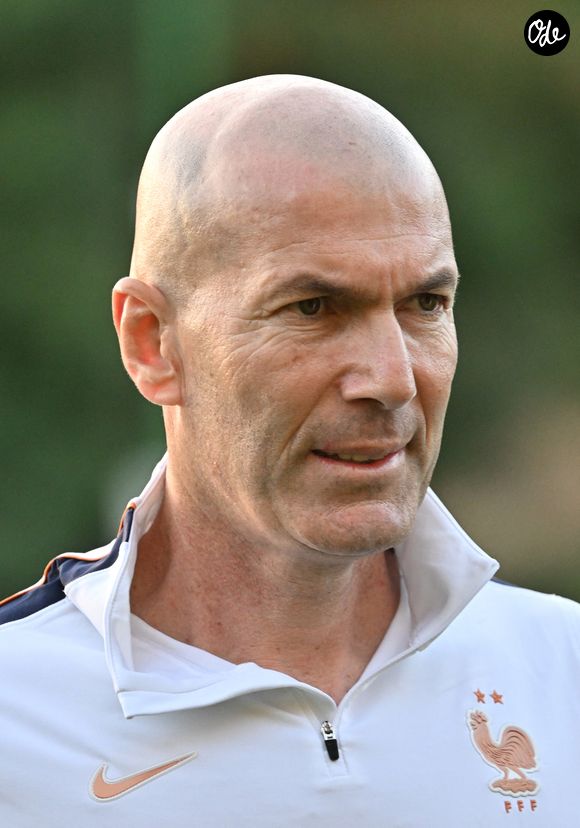 "Il n'y aura pas de discussion, on ne va pas parler de ça. À l'intérieur, il n'y aura pas de problème", a-t-il ensuite assuré, selon des propos rapportés par "Le Figaro"

Zinedine Zidane - Entraînement de l'équipe de France en préparation de la Ligue des nations de l'UEFA 2026 au Centre national de Clairefontaine le 21 septembre 2026. © Christian Liewig/Bestimage