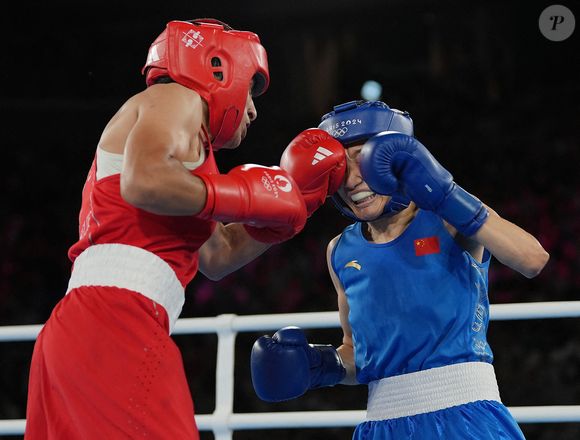 PARIS, 9 août 2024 Photo by Xinhua/ABACAPRESS.COM) -- La Chinoise Yang Liu (en bleu) affronte l'Algérienne Imane Khelif lors de la finale de la boxe féminine 66 kg aux Jeux Olympiques de Paris 2024 à Paris, France, le 9 août 2024. Photo by Xinhua/ABACAPRESS.COM/Jiang Wenyao)