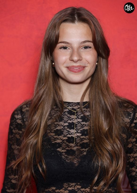 Après plusieurs indices distillés sur les réseaux sociaux, elle a confirmé la date de sortie de son tout premier titre, "Ta peau", et annoncé sa signature chez Sony Music.

Anouk (Star Academy 2025) lors de la première de Running Man au cinéma UGC Ciné Cité Bercy à Paris le 3 novembre 2025.

© Denis Guignebourg / Bestimage