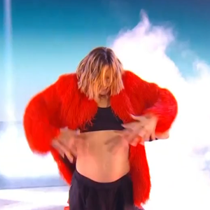 Elle a proposé un show avec sa troupe
Fauve Hautot et son compagnon Romain Guillermic dans "Danse avec les stars" sur TF1 le 3 avril 2026.