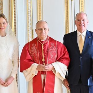 L’ancienne nageuse s’est directement distinguée par sa tenue. Blanche de la tête aux pieds, Charlène de Monaco contrastait avec les autres femmes de la famille royale qui étaient, quant à elles, en noir.

Le pape Léon XIV pose dans le palais princier avec le prince Albert II de Monaco, la princesse Charlène, le prince Jacques et la princesse Gabriella - Visite historique du pape Léon XIV à Monaco le 28 mars 2026.
© Bruno Bebert - Dominique Jacovides / Bestimage