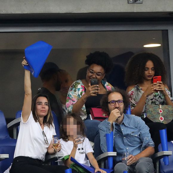 Élodie Bouchez, son mari Thomas Bangalter (groupe Daft Punk), leur fils Roxan et Alicia Aylies (Miss France 2017) dans les tribunes lors de la Ligue des nations opposant la France aux Pays-Bas, au Stade de France, à Saint-Denis, Seine Saint-Denis, France, le 9 septembre 2018. La France a gagné 2-1. © Cyril Moreau/Bestimage