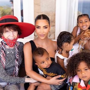 Il s'agit de Mary Jo, la mère de Kris Jenner
Kim Kardashian a rendu hommage à sa grand-mère sur Instagram
