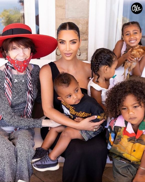 Il s'agit de Mary Jo, la mère de Kris Jenner

Kim Kardashian a rendu hommage à sa grand-mère sur Instagram