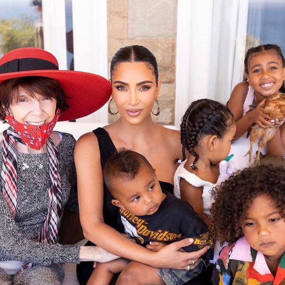 Il s'agit de Mary Jo, la mère de Kris Jenner

Kim Kardashian a rendu hommage à sa grand-mère sur Instagram
