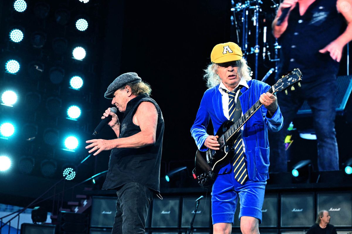 Photo : Angus Young et Brian Johnson d'AC/DC lors d'un concert à l ...
