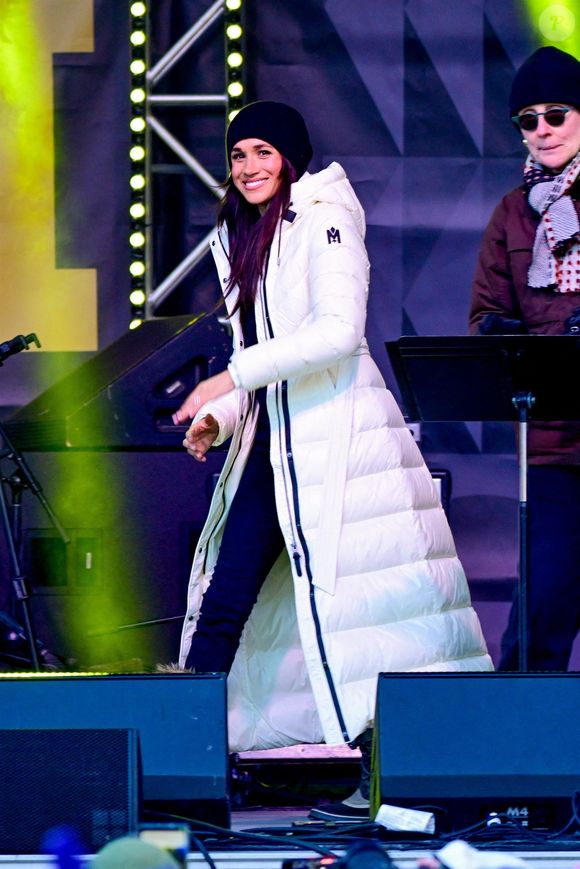 Dans sa longue doudoune bien chaude, elle a partagé avec lui la scène,

Meghan Markle - Invictus Games au Canada le 10 février 2025
©Backgrid USA / Bestimage