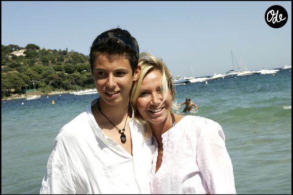 Exclusif- Fiona Gélin et son fils Milan à Saint-Tropez. Le 4 août 2005. © DOMINIQUE JACOVIDES / BESTIMAGE