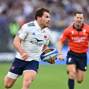 Et de compléter : "Rupture des ligaments croisés. C’est le début d’un nouveau défi, je vous donne rendez-vous dans quelques mois sur les terrains".

23 février 2025, Rome, Milan, Italie : Antoine Dupont (France) en action lors du match Guinness Six Nations 2025 entre l'Italie et la France au Stadio Olimpico le 23 février 2025 à Rome, Italie. (Crédit photo : © Domenico Cippitelli/LiveMedia/IPA via ZUMA Press)