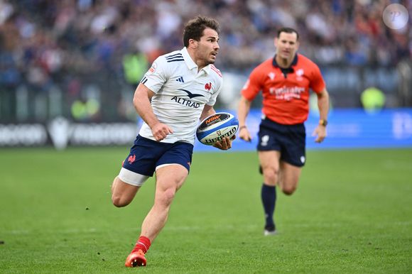 Et de compléter : "Rupture des ligaments croisés. C’est le début d’un nouveau défi, je vous donne rendez-vous dans quelques mois sur les terrains".

23 février 2025, Rome, Milan, Italie : Antoine Dupont (France) en action lors du match Guinness Six Nations 2025 entre l'Italie et la France au Stadio Olimpico le 23 février 2025 à Rome, Italie. (Crédit photo : © Domenico Cippitelli/LiveMedia/IPA via ZUMA Press)
