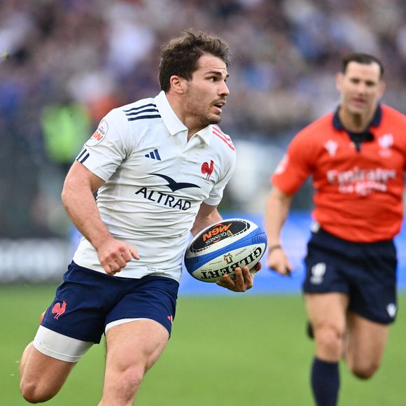 Et de compléter : "Rupture des ligaments croisés. C’est le début d’un nouveau défi, je vous donne rendez-vous dans quelques mois sur les terrains".

23 février 2025, Rome, Milan, Italie : Antoine Dupont (France) en action lors du match Guinness Six Nations 2025 entre l'Italie et la France au Stadio Olimpico le 23 février 2025 à Rome, Italie. (Crédit photo : © Domenico Cippitelli/LiveMedia/IPA via ZUMA Press)