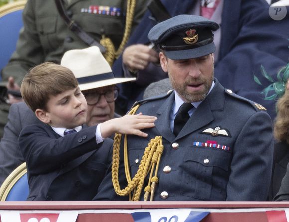 Le prince William et le prince Louis assistent à une procession militaire devant le palais de Buckingham à Londres pour commémorer le 80e anniversaire du jour de la Victoire en Europe. Londres, Royaume-Uni, le 5 mai 2025. Photo par Stephen Lock/i-Images/ABACAPRESS.COM