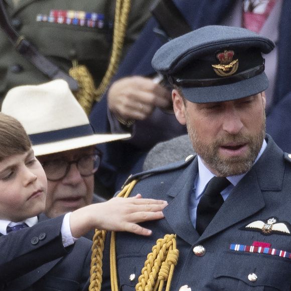 Le prince William et le prince Louis assistent à une procession militaire devant le palais de Buckingham à Londres pour commémorer le 80e anniversaire du jour de la Victoire en Europe. Londres, Royaume-Uni, le 5 mai 2025. Photo par Stephen Lock/i-Images/ABACAPRESS.COM