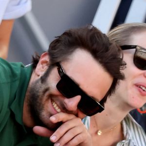 Pio Marmaï et sa compagne Charlotte Ranson - Célébrités dans les tribunes de la finale homme des Internationaux de France de tennis de Roland Garros 2024 à Paris le 9 juin 2024. © Jacovides-Moreau/Bestimage