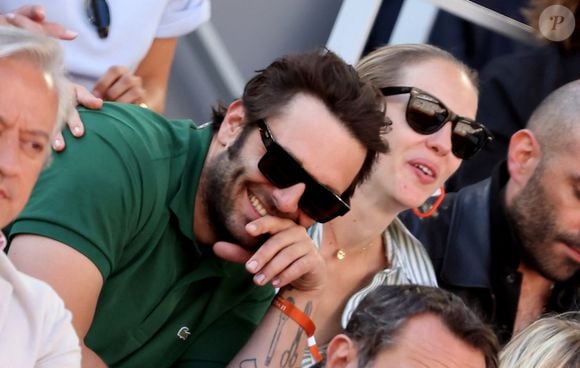 Pio Marmaï et sa compagne Charlotte Ranson - Célébrités dans les tribunes de la finale homme des Internationaux de France de tennis de Roland Garros 2024 à Paris le 9 juin 2024. © Jacovides-Moreau/Bestimage