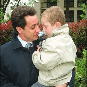 Nicolas Sarkozy avec son fils Louis en 2002
©AGENCE / BESTIMAGE