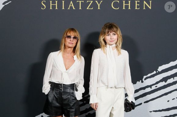 Axelle Laffont et sa fille Mitty Hazanavicius au photocall du défilé de mode féminine Shiatzy Chen printemps-été 2025 lors de la Fashion Week de Paris (PFW), à Paris, France, le 30 septembre 2024. © Christophe Clovis/Bestimage 