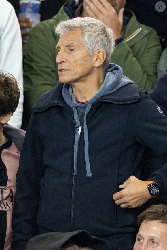 Nagui - Célébrités dans les tribunes du match de Ligue des Champions entre le PSG contre le Bayern de Munich (1-2) au Parc des Princes à Paris le 4 novembre 2025. © Cyril Moreau/Bestimage