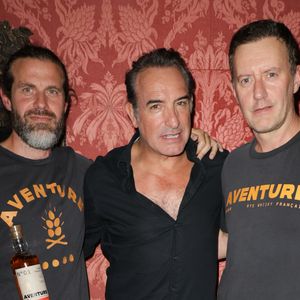 "C’est une histoire d’amis. Une aventure humaine", résume Antoine Gravouil, cofondateur de la distillerie et gérant au quotidien de l’entreprise. Une amitié ancienne née dans la City à Londres, où Antoine Gravouil rencontre Olivier Carsoule et Éric Lafon. 

Exclusif - Jean Dujardin lance avec ses amis son premier whisky, "Aventure" distillé à Bordeaux, au bar du restaurant Lapérouse à Paris le 9 octobre 2025.
© Coadic Guirec / Bestimage