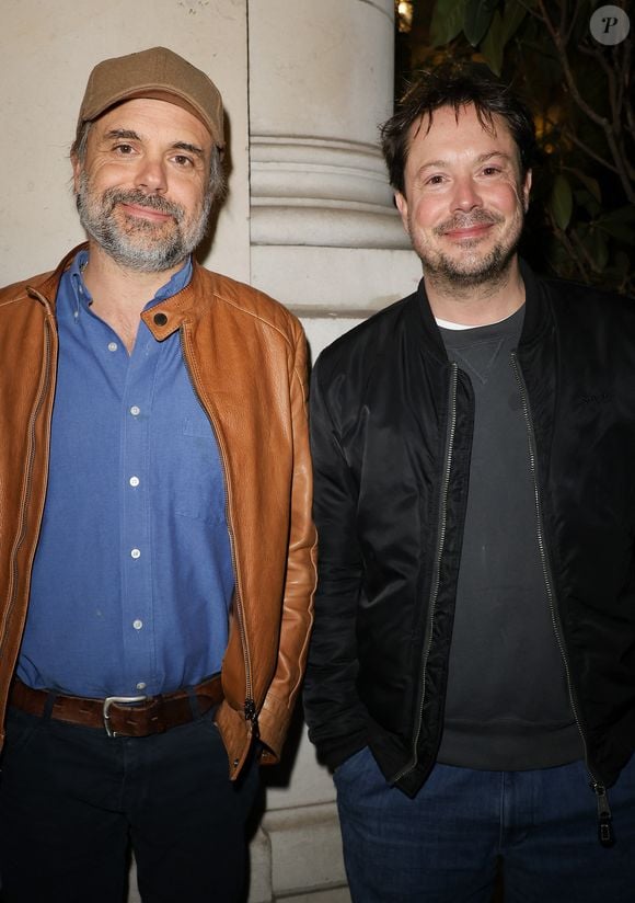 Semi-exclusif - Romain Sardou et son frère Davy Sardou - Jacques Rouveyrollis à fêté ses 60 ans de Lumières au théâtre Edouard 7 à Paris le 14 décembre 2025.
Depuis plus de soixante ans, Jacques Rouveyrollis est reconnu comme étant un véritable monument du showbiz. Son travail, dit-il, est de raconter par ses choix de lumière, ce qui se passe sur la scène. Et qu'importe qu'elle ouvre ses rideaux sur des vedettes de la chanson française, du théâtre ou encore de l'opéra. il a transfiguré depuis cinq décennies, les espaces scéniques. Et cela des théâtres de poche jusqu'aux plus grands stades de France et autres palais.
C'est aussi lui qui a signé les lumières de grands shows populaires tel le concert mythique de JM Jarre en 1979 sur la place de la Concorde à Paris. Le congrès du PS à Rennes en 1990. Les cent ans de la Tour Eiffel.
Quand on lui demande ce qui, jusqu'à présent, l'a le plus profondément marqué, il n'hésite pas à répondre que chaque moment a été pour lui une première. S'il fut le premier à utiliser la technologie laser pour le concert de Johnny en 1976 au Palais des Sports, il vous dira aussi qu'en 2017, alors qu'il était chargé de l'éclairage pour la tournée des Vieilles Canailles (Johnny, E. Mitchell, J. Dutronc). © Coadic Guirec / Bestimage