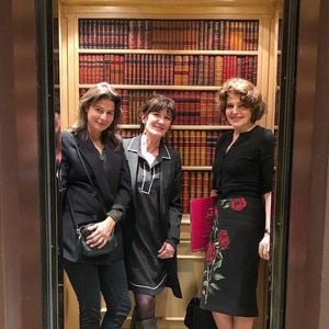 La comédienne est mère de trois filles nées de trois relations différentes : Lumir, Joséphine et Baladine. 

Fanny Ardant, sa fille Lumir à gauche et au centre Bénédicte Vignier attachée culturelle de l'ambassade de France à l'hôtel AL Bustan au Liban en 2019.©Bestimage