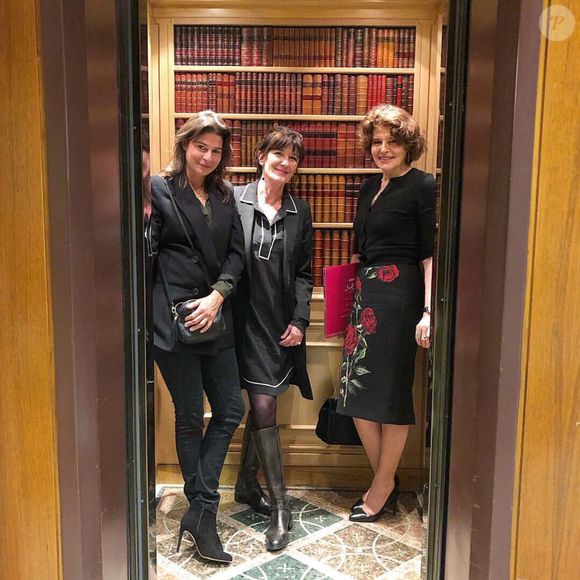 La comédienne est mère de trois filles nées de trois relations différentes : Lumir, Joséphine et Baladine. 

Fanny Ardant, sa fille Lumir à gauche et au centre Bénédicte Vignier attachée culturelle de l'ambassade de France à l'hôtel AL Bustan au Liban en 2019.©Bestimage