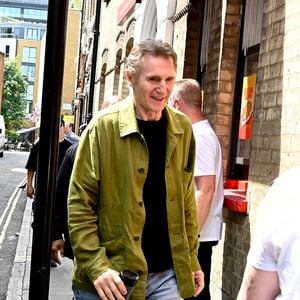 23 juillet 2025
Liam Neeson, star de Naked Gun, s’arrête chez le célèbre Spud Bros à Soho. La star de Taken fait une pause pour déguster un spud au fromage et aux haricots en route vers l’aéroport, à destination de sa prochaine première en Allemagne.
Photo : GOFF INF / BESTIMAGE