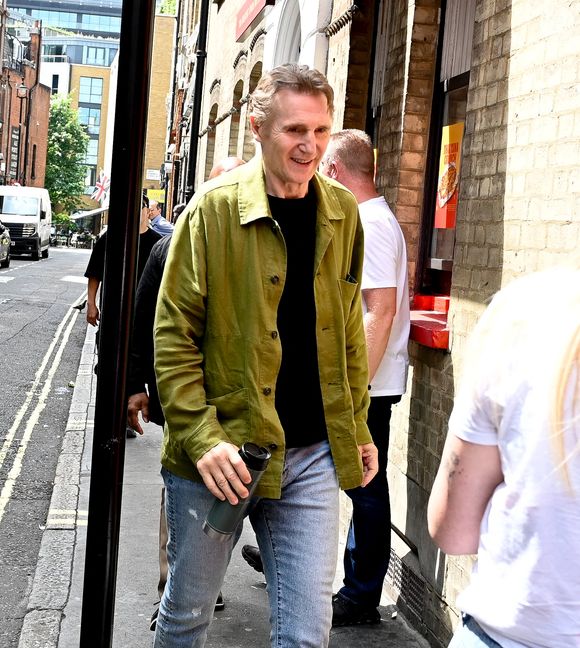 23 juillet 2025

Liam Neeson, star de Naked Gun, s’arrête chez le célèbre Spud Bros à Soho. La star de Taken fait une pause pour déguster un spud au fromage et aux haricots en route vers l’aéroport, à destination de sa prochaine première en Allemagne.

Photo : GOFF INF / BESTIMAGE