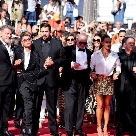 Clovis Cornillac, Artus, Alice Belaidi et l'équipe du film "Un p'tit truc en plus" - Montée des marches du film « Le comte de Monte-Cristo » lors du 77ème Festival International du Film de Cannes, au Palais des Festivals à Cannes. Le 22 mai 2024
© Jacovides-Moreau / Bestimage