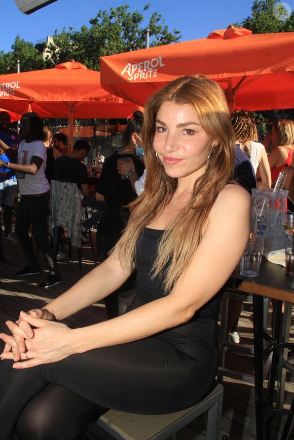 Son choix illustre un équilibre entre convictions personnelles et respect de la liberté de ses proches, qu’elle considère essentiel pour transmettre ses valeurs sans imposer.

Lola Marois - People à l'évènement "Les Brunchs du Shelby" by Brahim Zaibat et Noam Chouat au Concorde Atlantique à Paris, le 13 juin 2021.
© Baldini/Bestimage