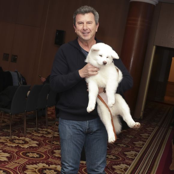 "Je vais d'ailleurs bientôt devenir l'un des ambassadeurs d'un nouveau programme de dépistage précoce du cancer du poumon !".

Exclusif -   Pascal Bataille avec son chien lors de la conférence de presse "Défi d'Elles 2024" à Paris le 10 janvier 2024.
© Jack Tribeca / Bestimage