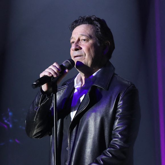 Ce jeudi 13 février 2025, à 21h20, C8 vous propose de revenir sur l’impressionnant panel de voix que le papa de Célestine, fruit de ses amours avec sa compagne Christelle Bardet, journaliste et directrice de communication, a imitées et imitent encore aujourd'hui, via un documentaire intitulé "Laurent Gerra : 30 ans de rire".

Exclusif - Laurent Gerra, rendant ici hommage à Johnny Hallyday pour E. Mitchell présent dans la salle au spectacle "Laurent Gerra se met à table!" au Casino de Paris le 19 décembre 2024.
© Bertrand Rindoff / Bestimage