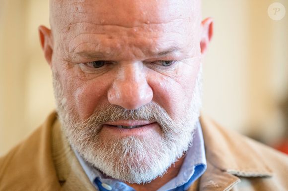 Mais il est aussi chef de plusieurs restaurants à Bordeaux.

Exclusif - Le chef Philippe Etchebest participe au petit-Déjeuienr des les partenaires de la 3ème édition du Festival Bon (du 13 au 19 octobre) à la mairie de Bordeaux, France, le 18 septembre 2025.  © Jean-Bernard Nadeau/Bestimage