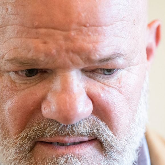 Mais il est aussi chef de plusieurs restaurants à Bordeaux.

Exclusif - Le chef Philippe Etchebest participe au petit-Déjeuienr des les partenaires de la 3ème édition du Festival Bon (du 13 au 19 octobre) à la mairie de Bordeaux, France, le 18 septembre 2025.  © Jean-Bernard Nadeau/Bestimage