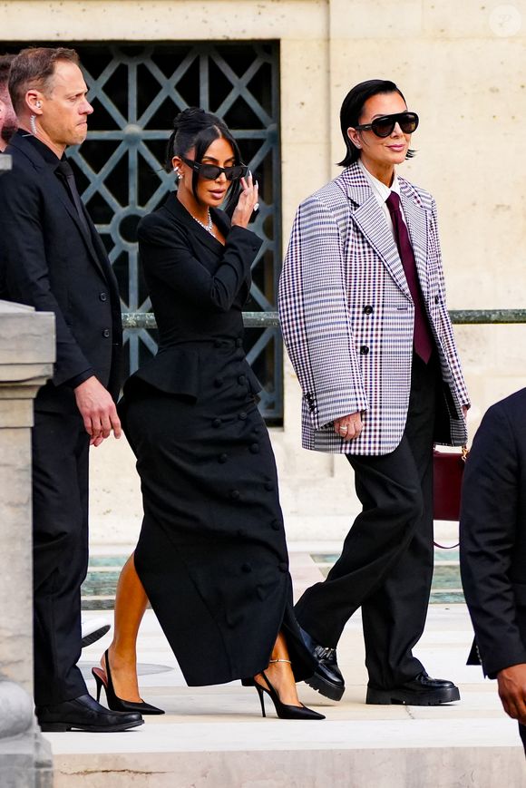 Kim Kardashian et sa mère Kris Jenner - La star américaine Kim Kardashian à la sortie du procès de la rue tronchet des "Papys braqueurs" au palais de justice de Paris, France, le 13 mai 2025. © Anne-Sophie GuebeyBestimage