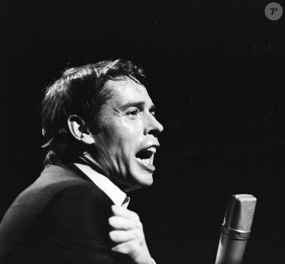 Archives - Jacques Brel sur le plateau de l'émission TV "Le palmarès des chansons". Le 11 novembre 1966 © Alain Canu via Bestimage