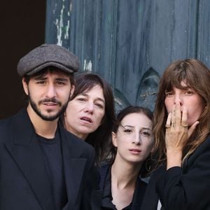 Marlowe (fils de Lou Doillon), Ben Attal, Charlotte Gainsbourg, Alice Attal, Lou Doillon, Roman de Kermadec (fils de Kate Barry) - Arrivées des célébrités aux obsèques de Jane Birkin en l'église Saint-Roch à Paris. Le 24 juillet 2023
© Jacovides-KD Niko / Bestimage