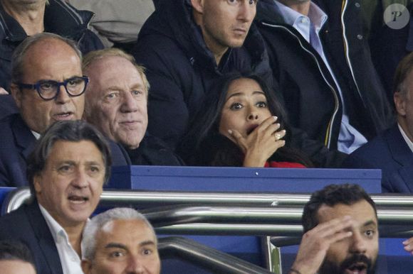 Le 27 septembre 2024, à Paris : François-Henri Pinault et Salma Hayek assistent au match de Ligue 1 opposant le Paris Saint-Germain (PSG) au Stade Rennais, au Parc des Princes. © Cyril Moreau/Bestimage