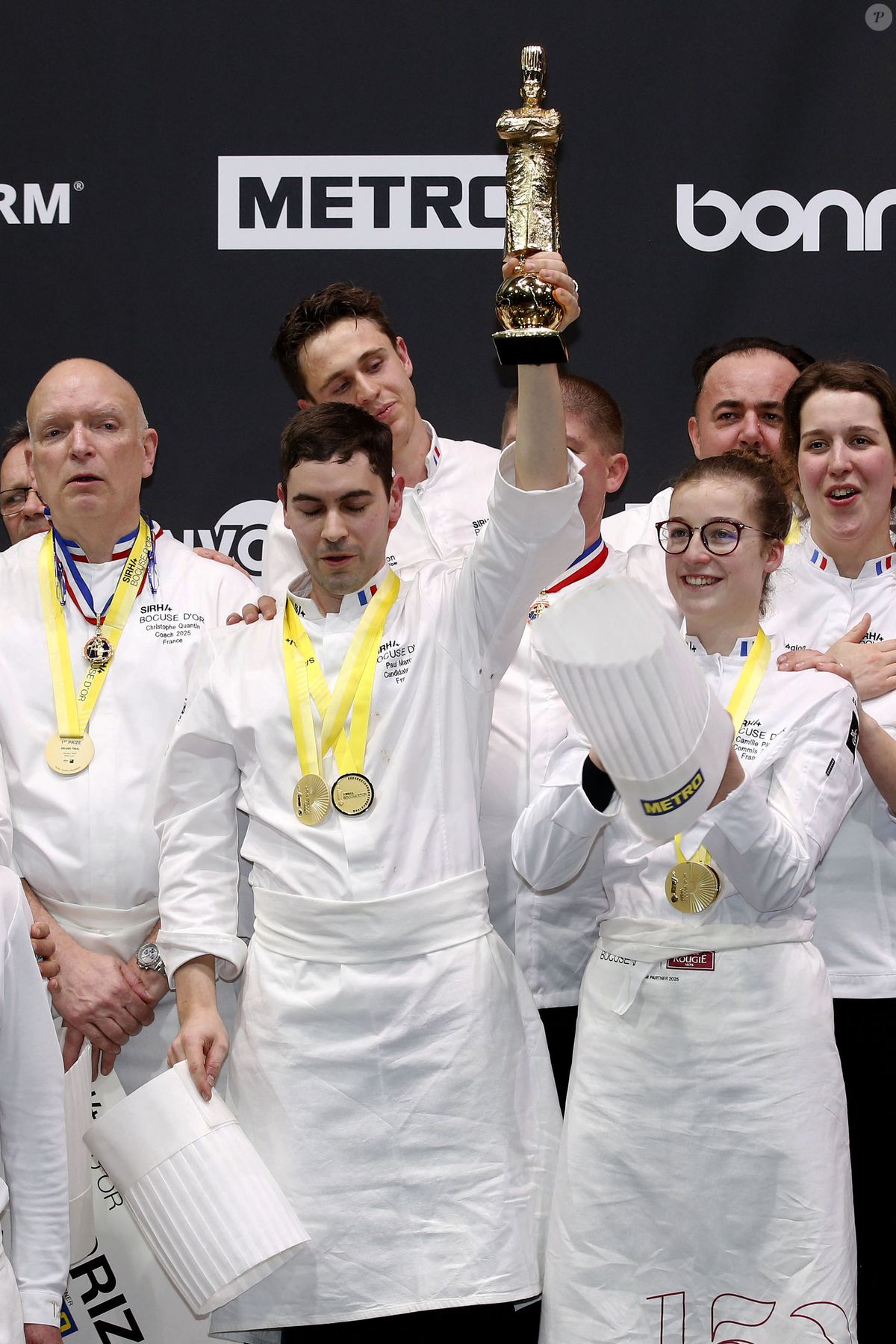 Photo : Le chef Paul Marcon, au centre, célèbre sa victoire, avec sa ...