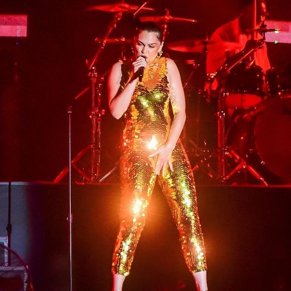 Entourée de sa famille et de ses proches, elle garde le moral et reste reconnaissante envers le personnel médical. 

Jessie J, un drapeau brésilien sur les épaules, en concert lors du festival "Rock in Rio" à Rio de Janeiro. Backgrid USA / Bestimage