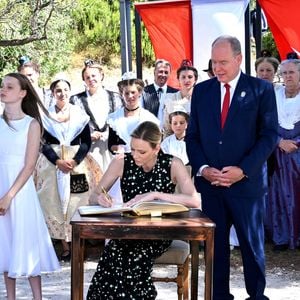 Le prince Albert II de Monaco, la princesse Charlène de Monaco, le prince Jacques de Monaco, marquis des Baux et la princesse Gabriella de Monaco lors de leur visite officielle aux Baux-de-Provence, France, le 5 septembre 2026. © Bruno Bebert/Bestimage